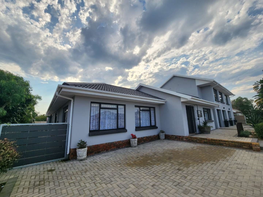 5 Bedroom Property for Sale in Fraaiuitsig Western Cape